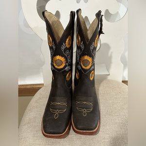 Brand new women’s sunflower cowboy boots